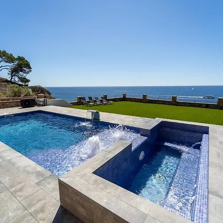 Oceanfront, Swimming Pool, Jacuzzi Willa
