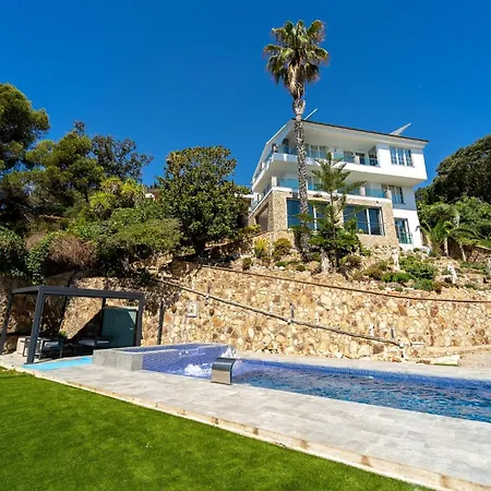 Oceanfront, Swimming Pool, Jacuzzi Willa *