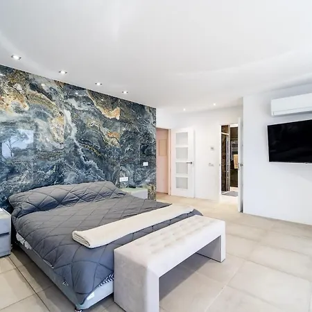 Oceanfront, Swimming Pool, Jacuzzi * Lloret de Mar