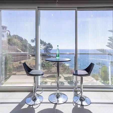 Oceanfront, Swimming Pool, Jacuzzi Villa Lloret de Mar