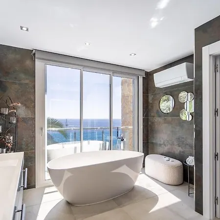 Oceanfront, Swimming Pool, Jacuzzi *
