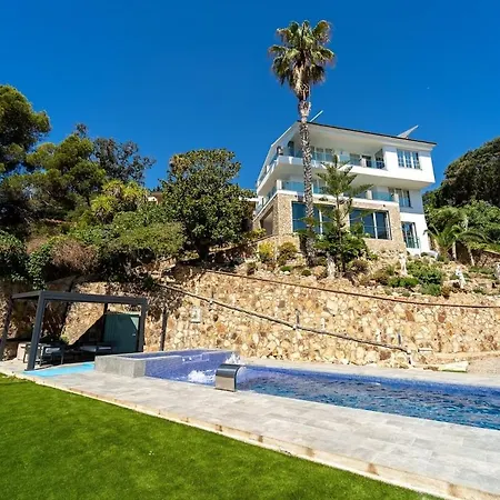 Oceanfront, Swimming Pool, Jacuzzi Lloret de Mar