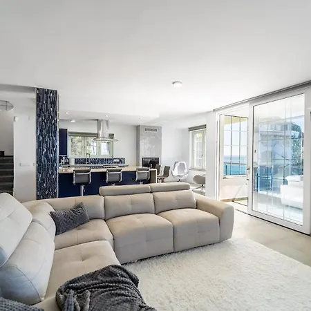 Oceanfront, Swimming Pool, Jacuzzi *